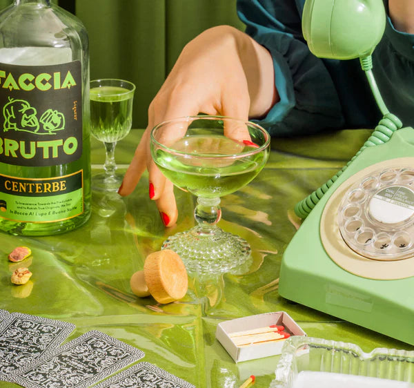 Ahora es el momento de Centerbe, el licor herbal verde de Faccia Brutto que marca la diferencia.